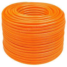 Mangueira de jardim laranja reforçada Mangueplast de 1/2 polegada em rolo, ideal para irrigação e limpeza doméstica na Butzke