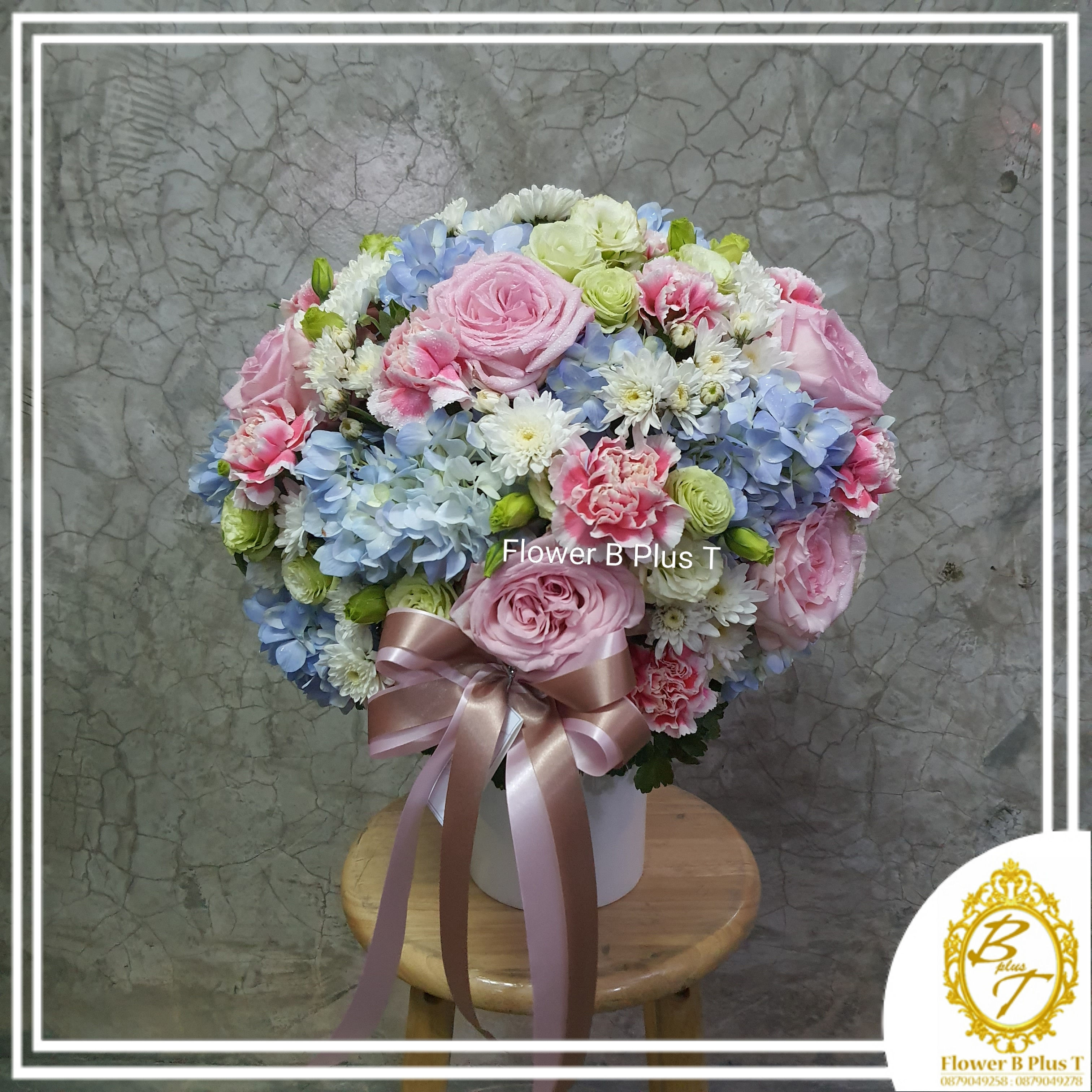 B Plus T : Pastal Vase