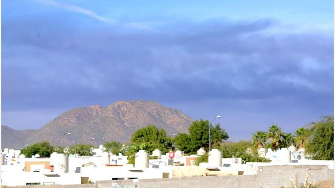 Nube de humo cubre el cielo de Hermosillo tras incendio en el relleno sanitario