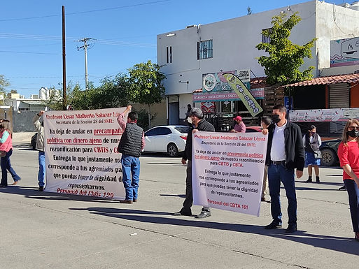 Maestros del CBTA y Cbtis se manifiestan frente al SNTE
