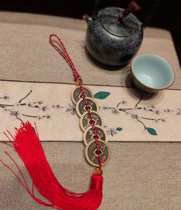 Five emperors' coins hanging behind the door: Ancient coins of the five emperors strung with red string. Old coins have been handled by many people, which can be used to enhance yang Qi (energy).