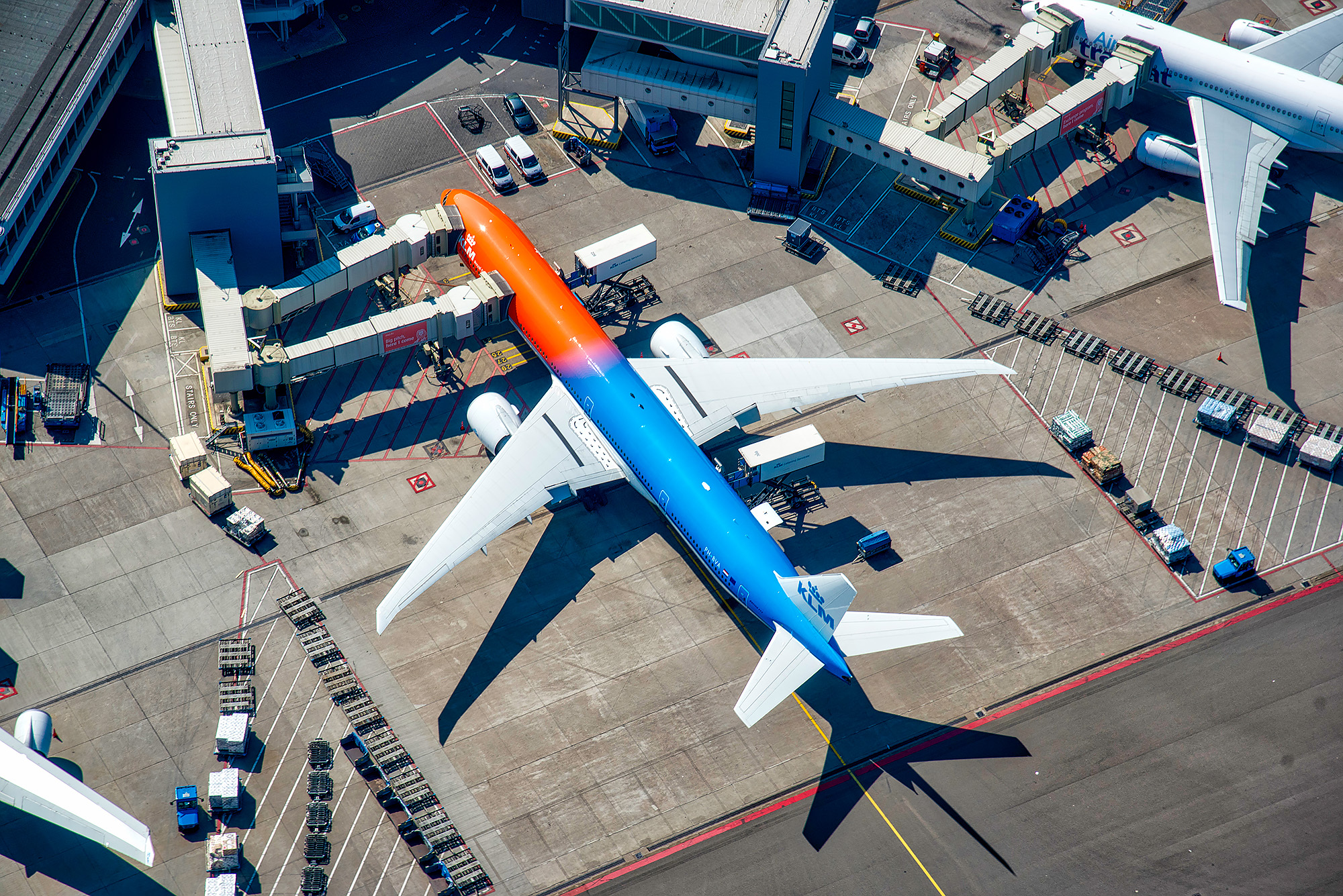 Luchtfoto KLM 777 Oranje Livery