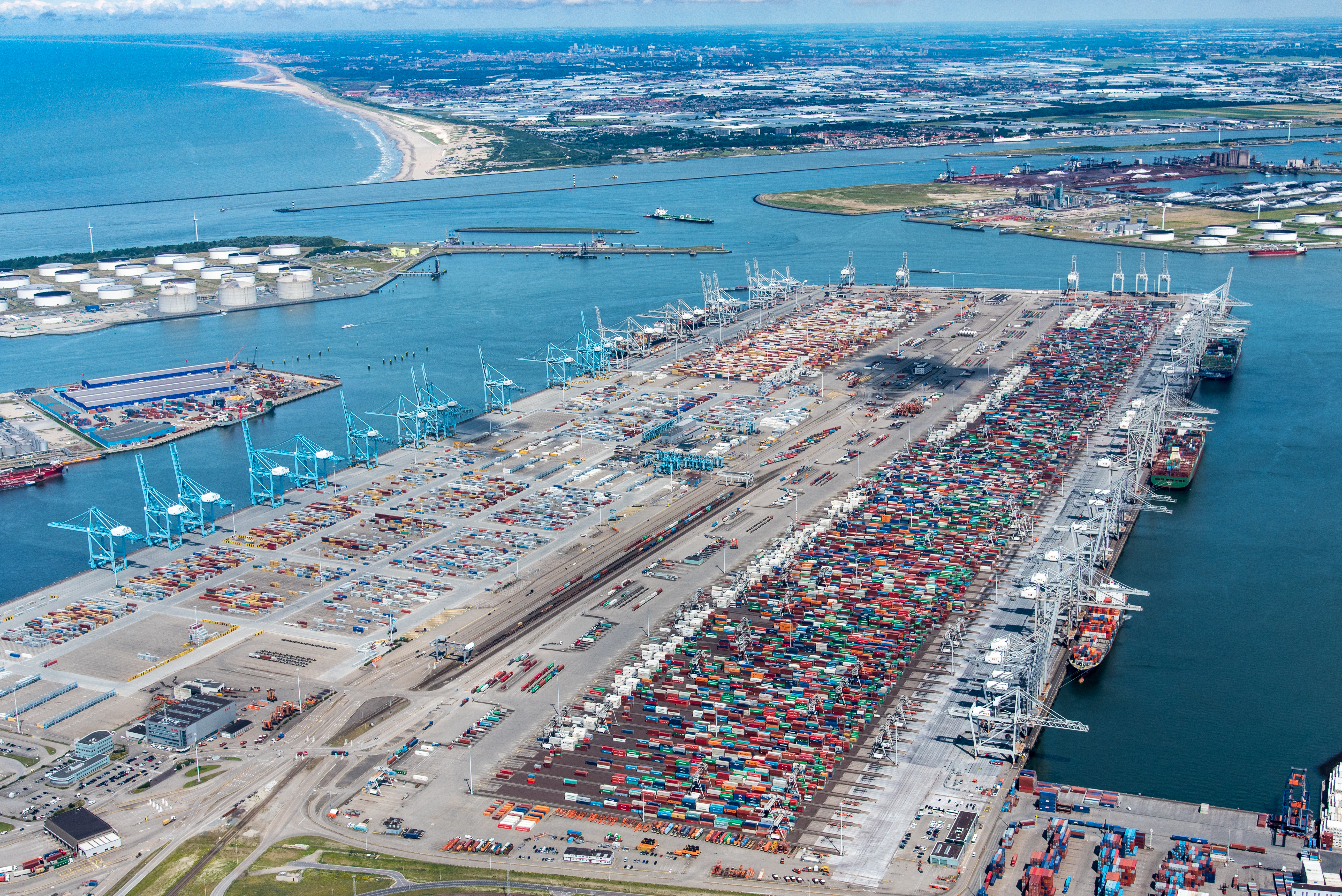 Luchtfoto van APM terminals