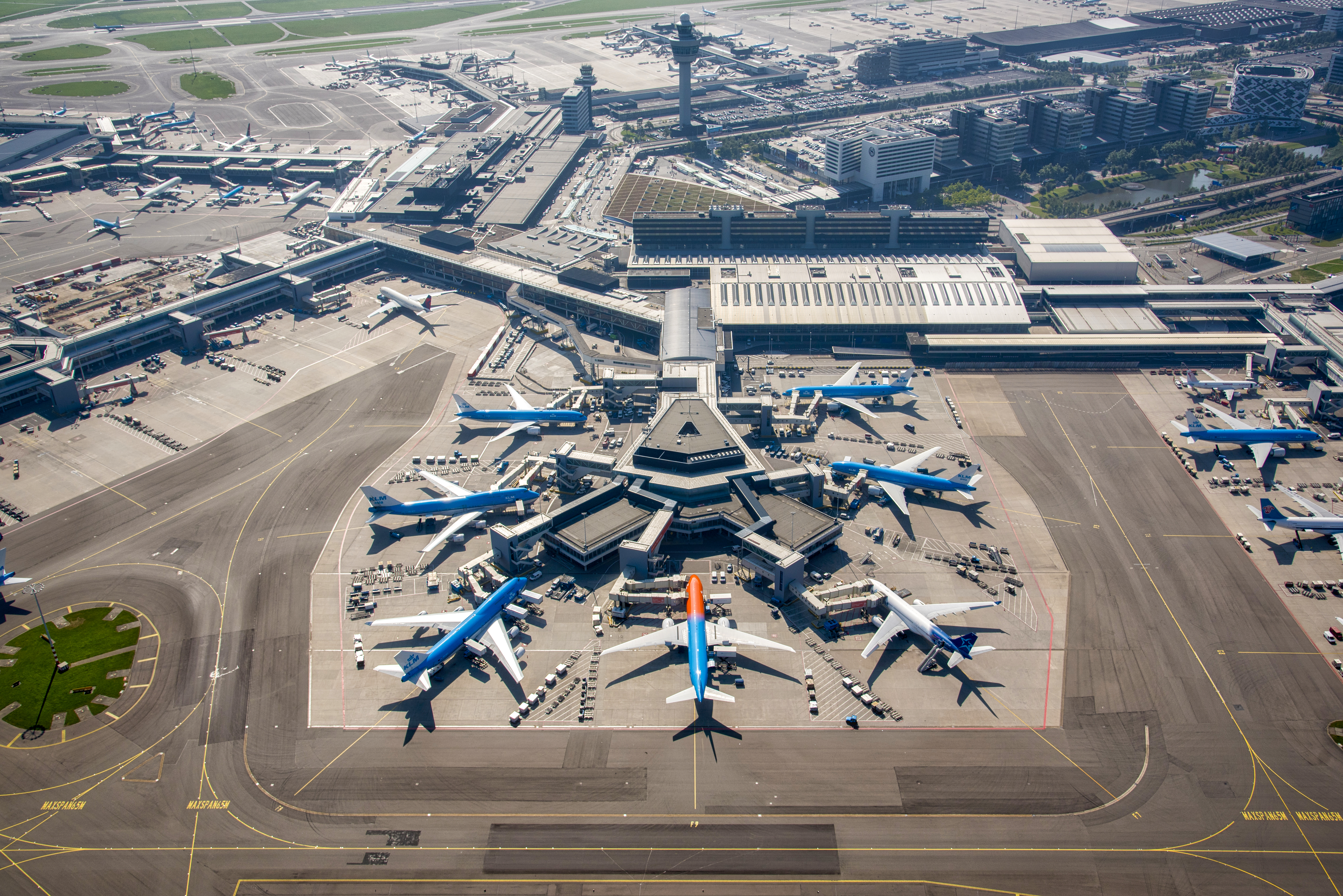 Schiphol met de oranje KLM