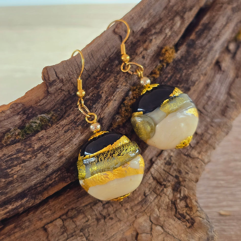 Miniaturbild: Murano Glas Ohrringe mit Perle in Natur mit Gold und Schwarz mit Blattgold