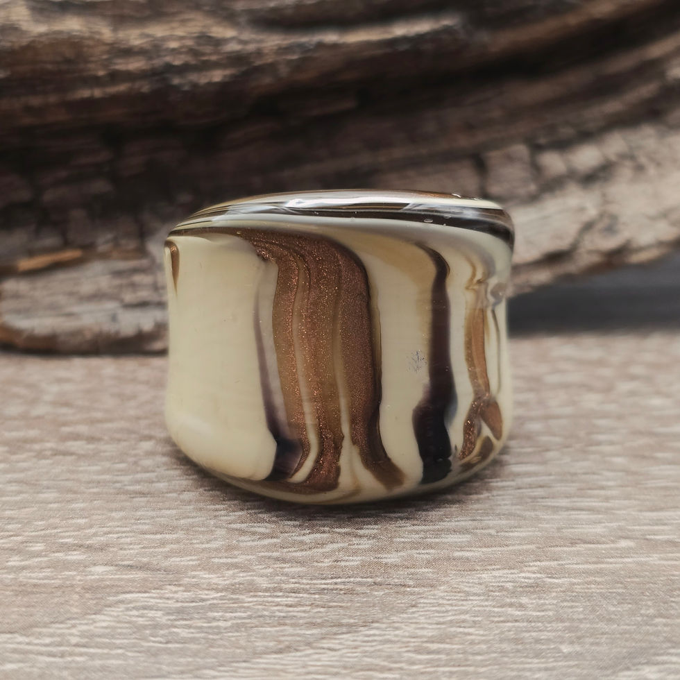 Miniaturbild: Murano Glasring in beige, braun, schwarz mit Blattgold changierend Gr. 22