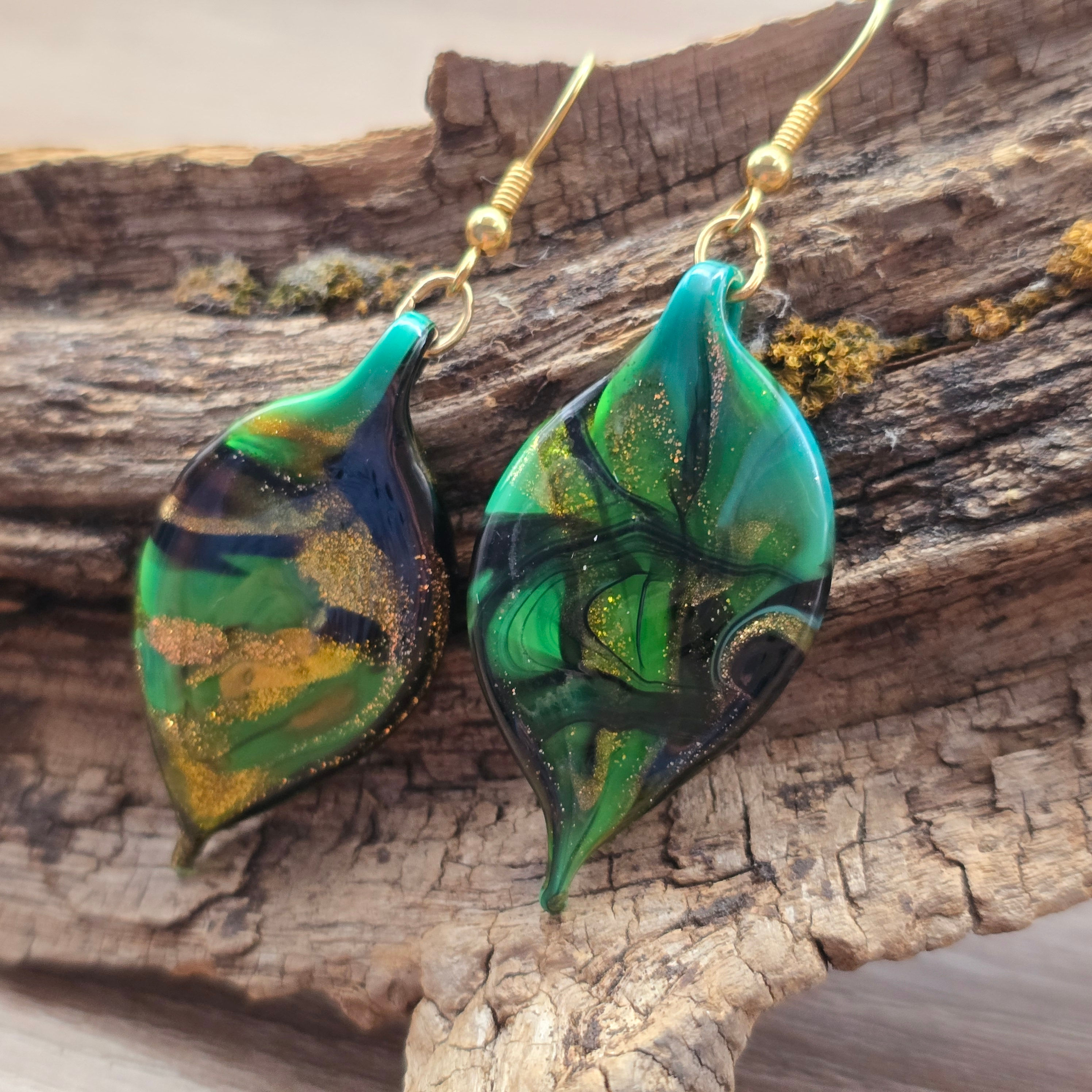 Murano Glas Ohrringe als Blatt in grün mit Blattgold