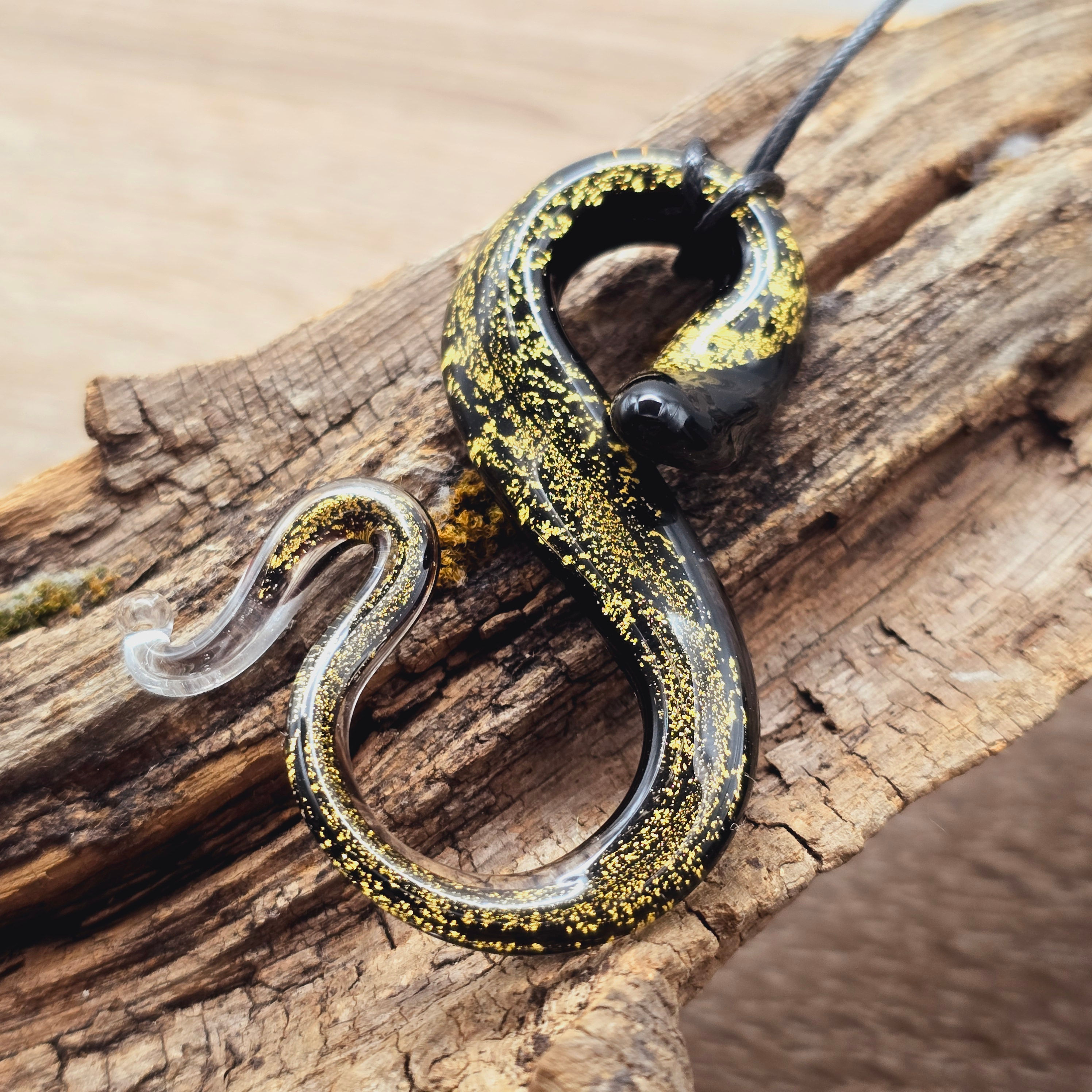Murano Glas Kette mit Schlangenanhänger gold mit schwarz