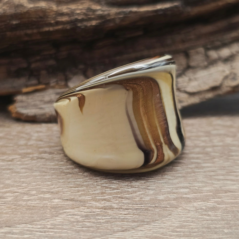 Miniaturbild: Murano Glasring in beige, braun, schwarz mit Blattgold changierend Gr. 22