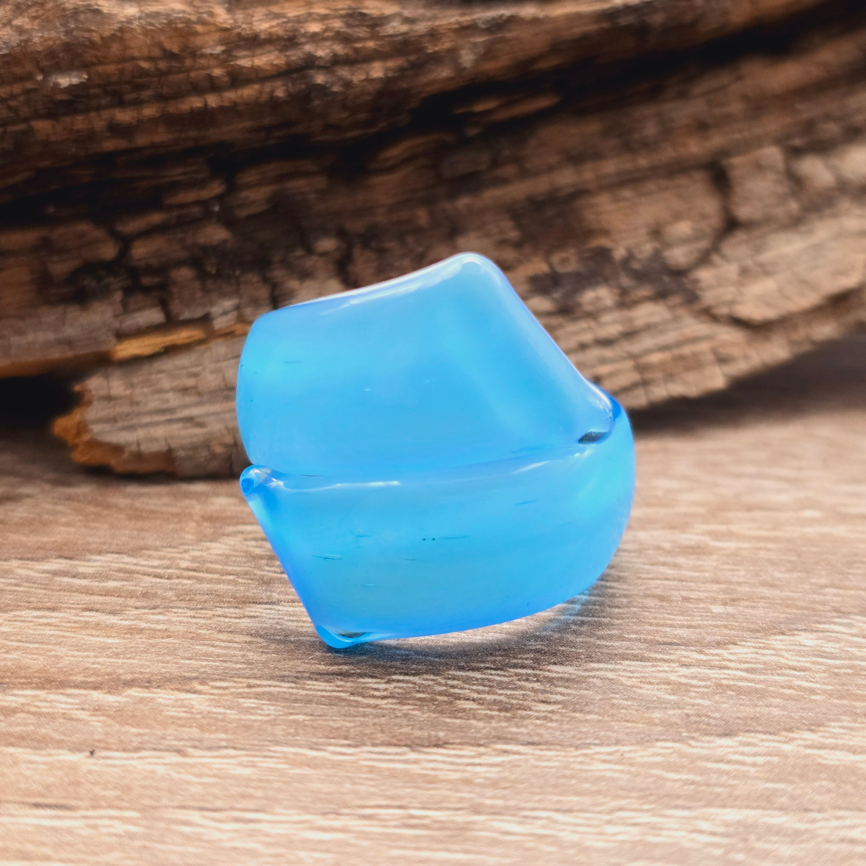 Murano Glasring Spirale in leuchtend hellblau, von innen weiß zur Unterstützung der Leuchtkraft Gr. 20