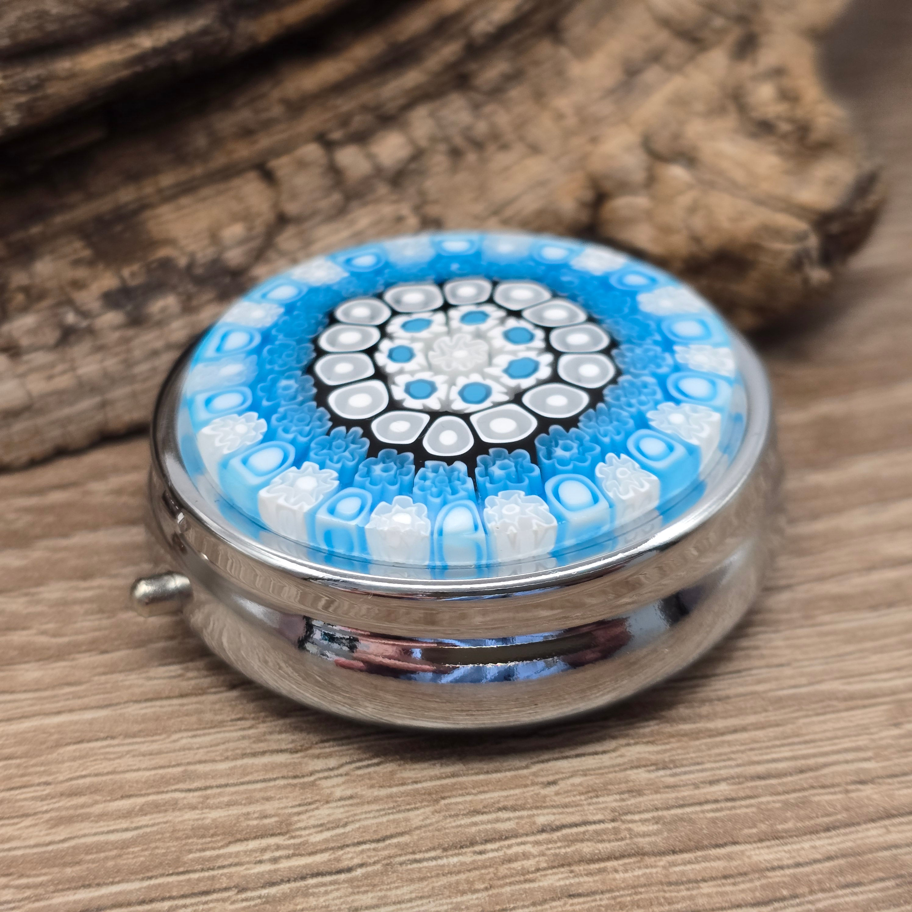 Murano Glas Pillendose Millefleurs in Blau, Türkise mit weißen Glasblumen