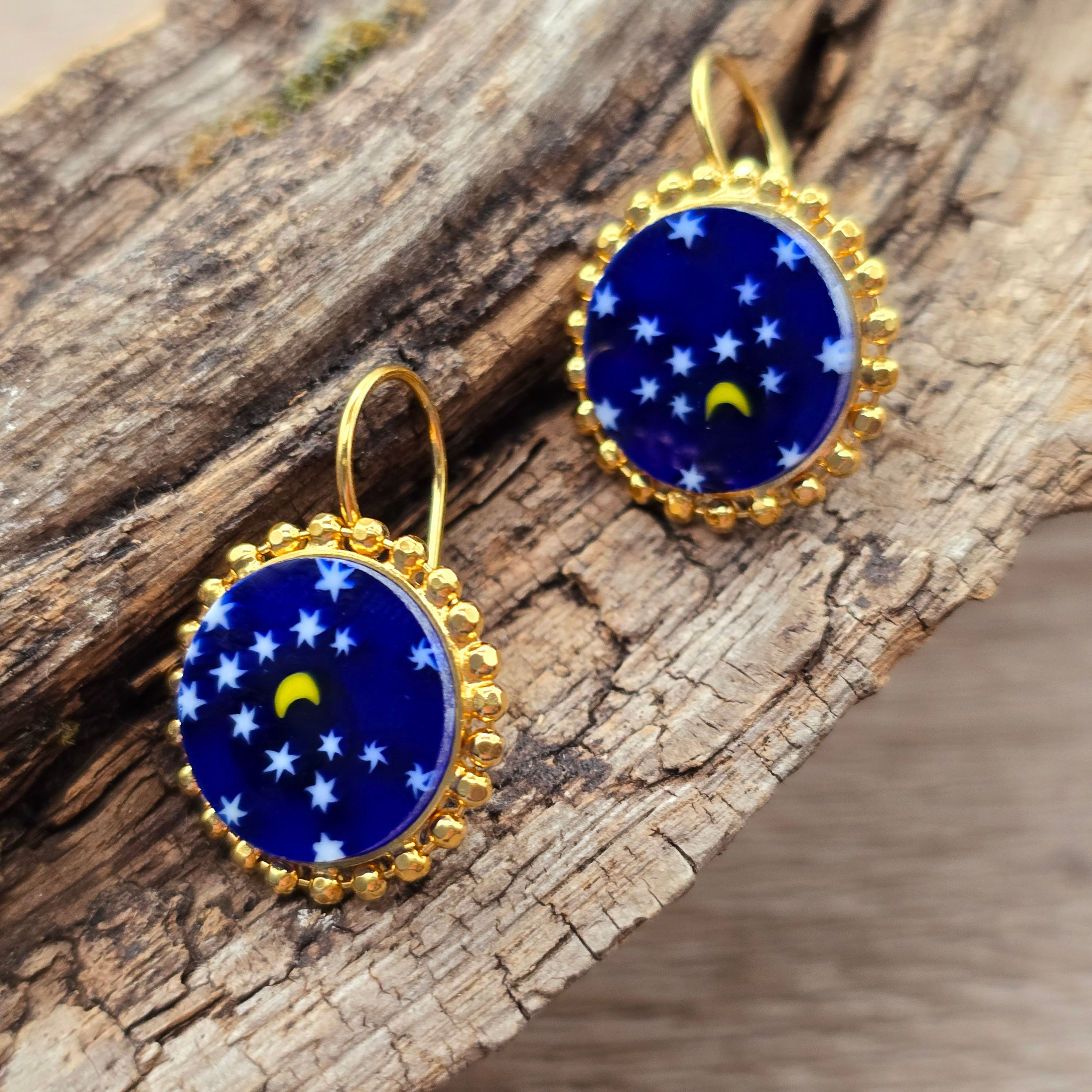 Murano Glas Ohrringe Millefleurs in blau mit weißen Sternchen in goldener Fassung