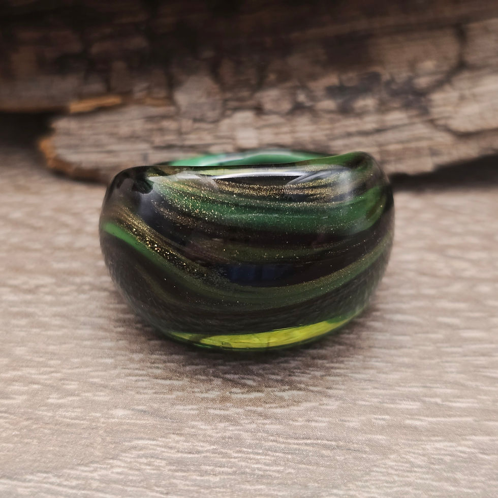 Miniaturbild: Murano Glasring in grün, schwarz  mit Blattgold changierend  Gr.21