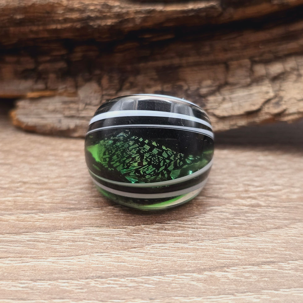 Miniaturbild: Murano Glasring in grün, schwarz mit Silber changierend, dichroitisches Glas Gr. 18