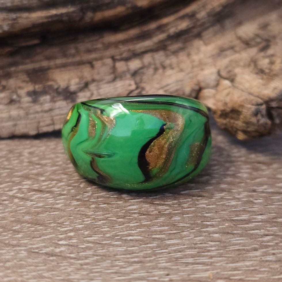 Miniaturbild: Murano Glasring in grün, schwarz mit Blattgold Gr. 21