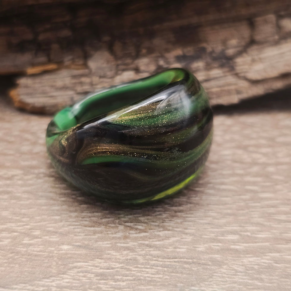 Miniaturbild: Murano Glasring in grün, schwarz  mit Blattgold changierend  Gr.21