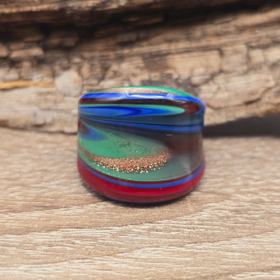 Miniaturbild: Murano Glasring mit Blattgold in blau mit rot und grün changierend Gr. 17
