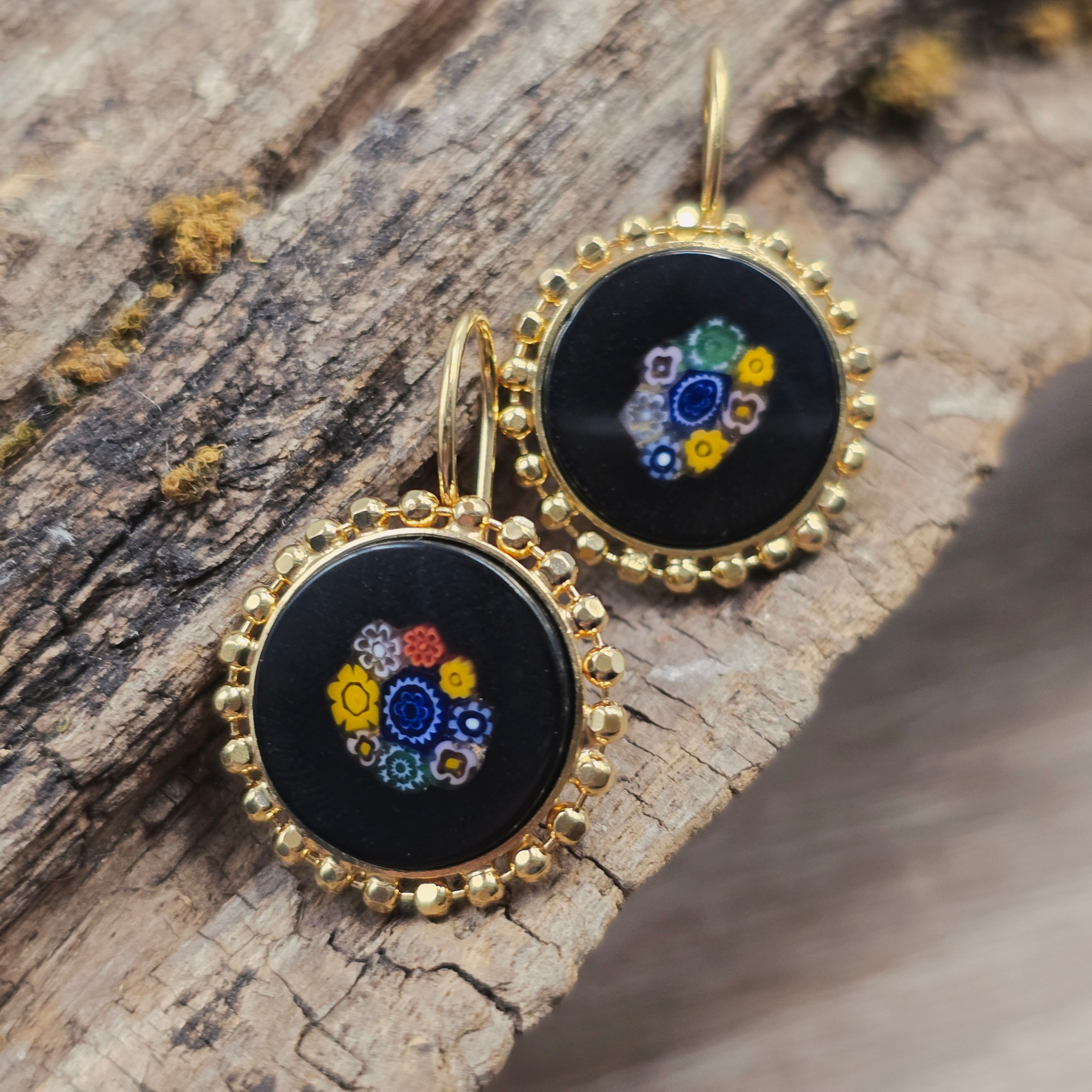 Murano Glas Ohrringe Millefleurs in schwarz mit bunter Glasblume