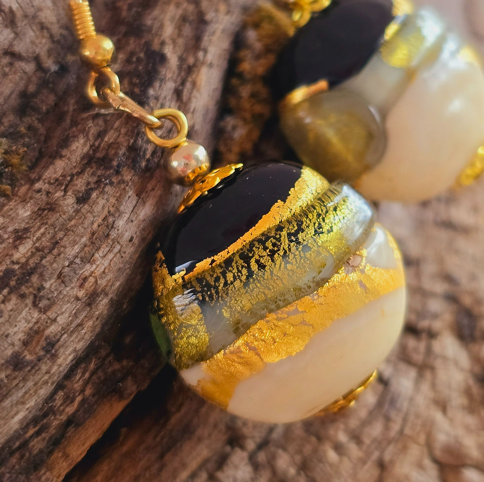 Miniaturbild: Murano Glas Ohrringe mit Perle in Natur mit Gold und Schwarz mit Blattgold