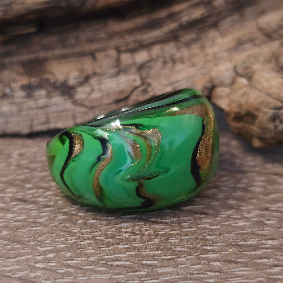 Miniaturbild: Murano Glasring in grün, schwarz mit Blattgold Gr. 21