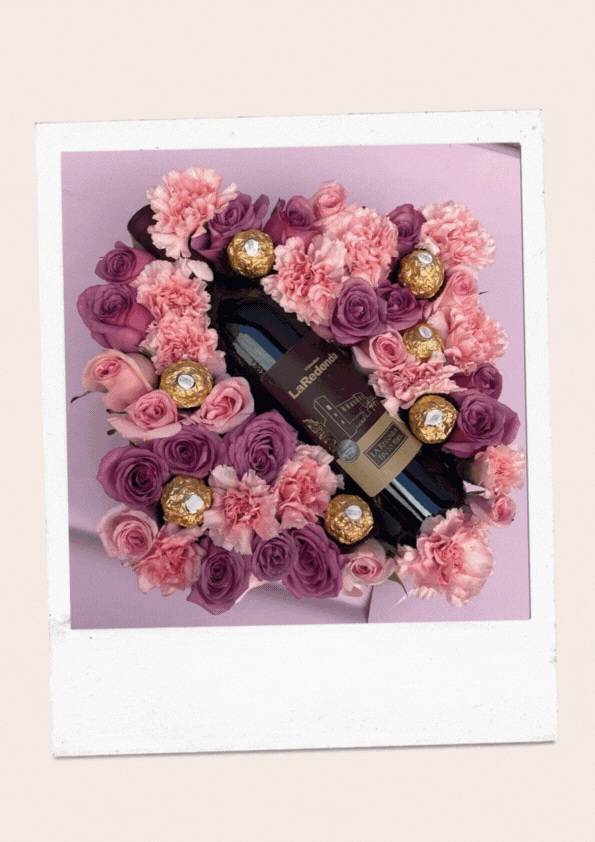 Cajas con pasteles, botellas de vino o destilados y flores de tu elección