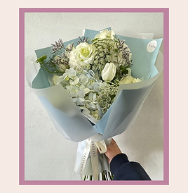 Bouquet azul de hortensias con tulipanes