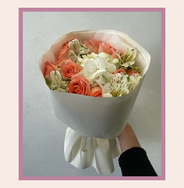 Bouquet de hortensia con rosas naranjas