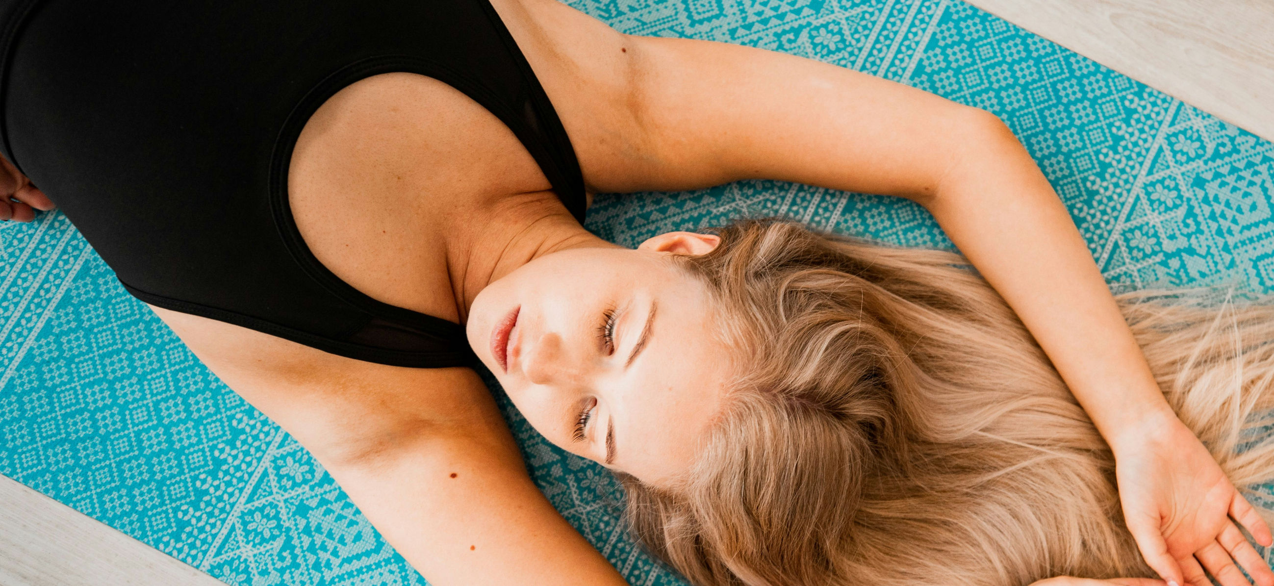 Frau entspannt am See