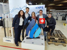 Ein Teil des Messestandteams der HFS Aqua steht vor dem HFS-Tropfen und lächelt in die Kamera. Es sind 5 Personen.