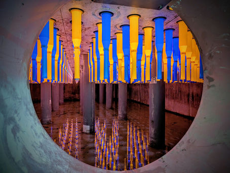 Vista nella camera di distribuzione di un filtro. Dal basso si vedono ugelli blu e gialli.