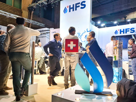 Foto vom Apero auf der Aqua Pro in Bull 2024 mit dem HFS Tropfen im Vordergrund