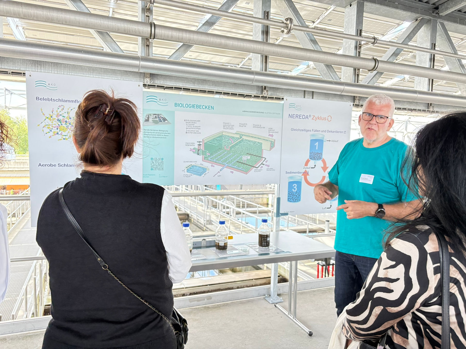 Betriebsleiter ARA erklärt die biologische Abwasserreinigung