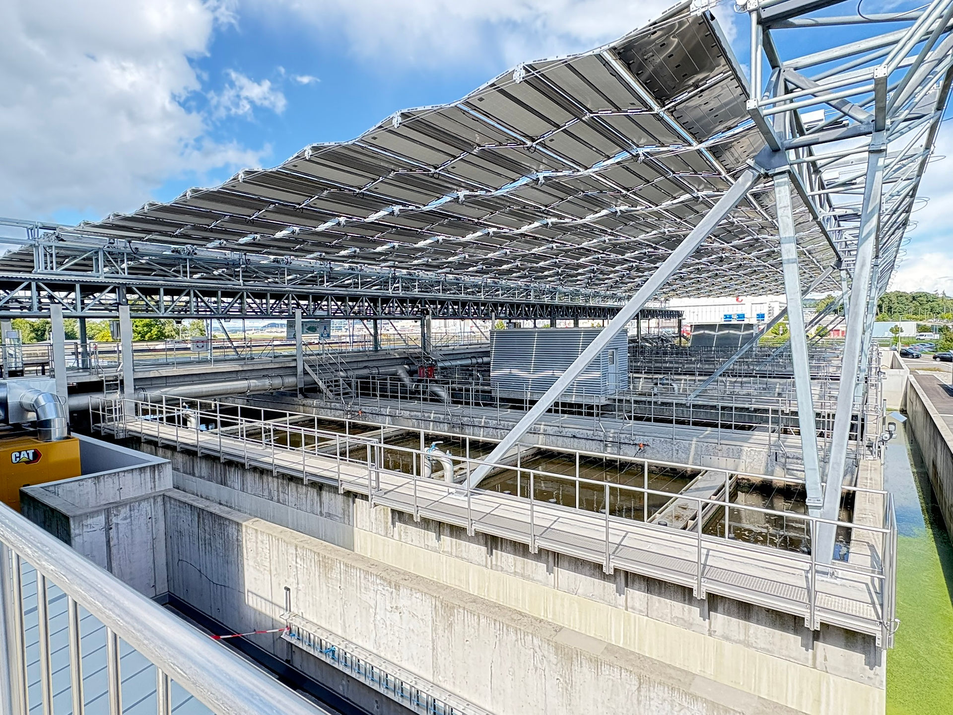 Blick über die Biologiebecken der ARA mit Solarfaltdach