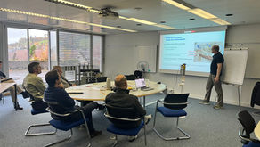 Schulung bei HFS Aqua, Mitarbeiter:innen hören Vortragendem zu.