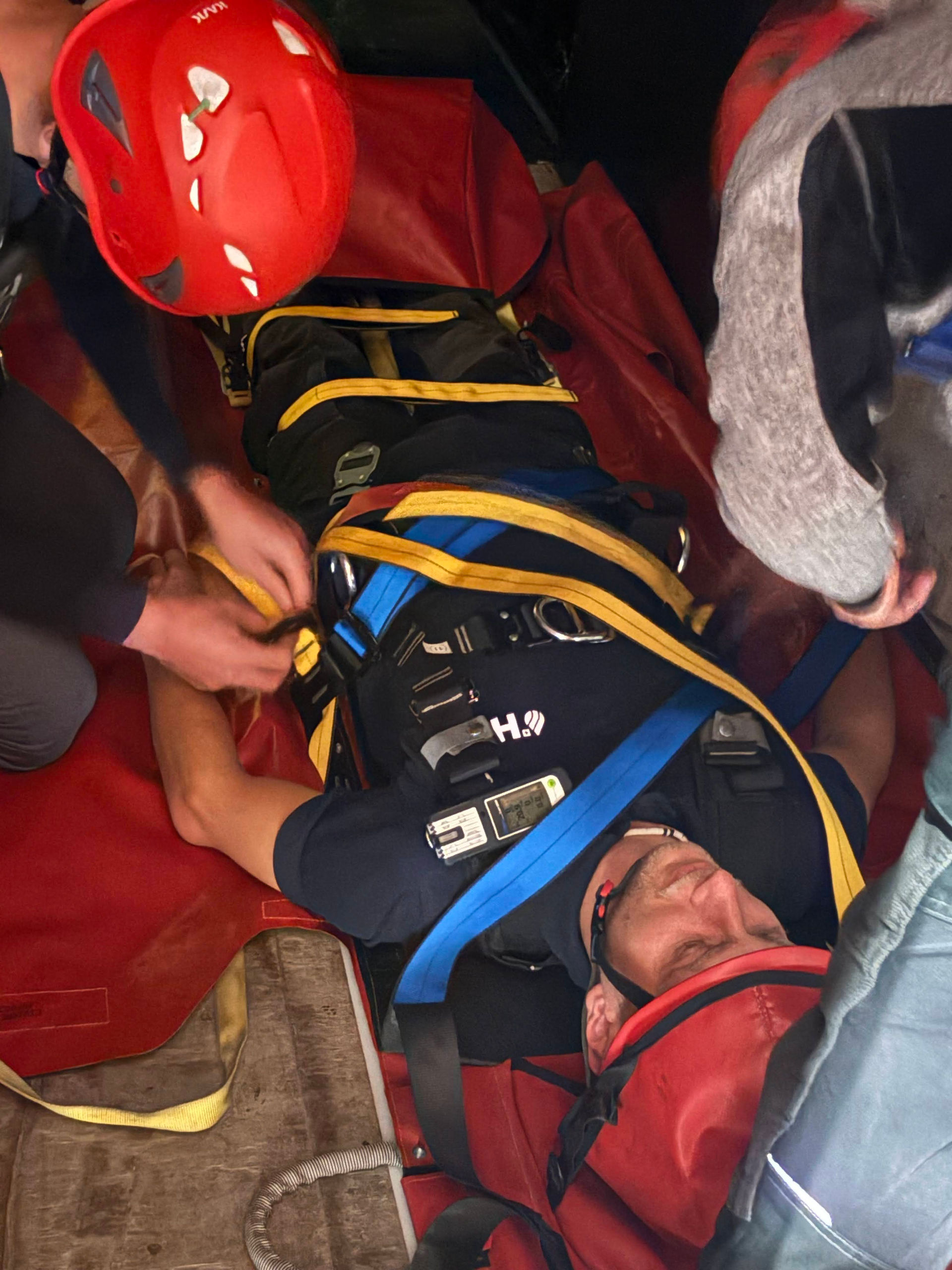 Mitarbeiter wird aus Schacht geborgen
