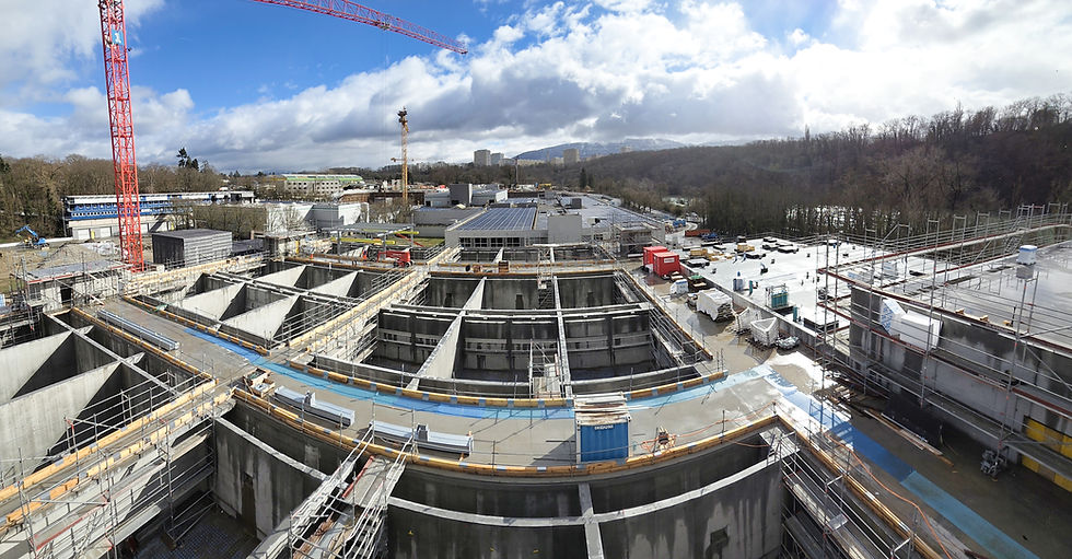 Vue panoramique du chantier de la STEP de Genève-Aïre avec un filtre au premier plan.
