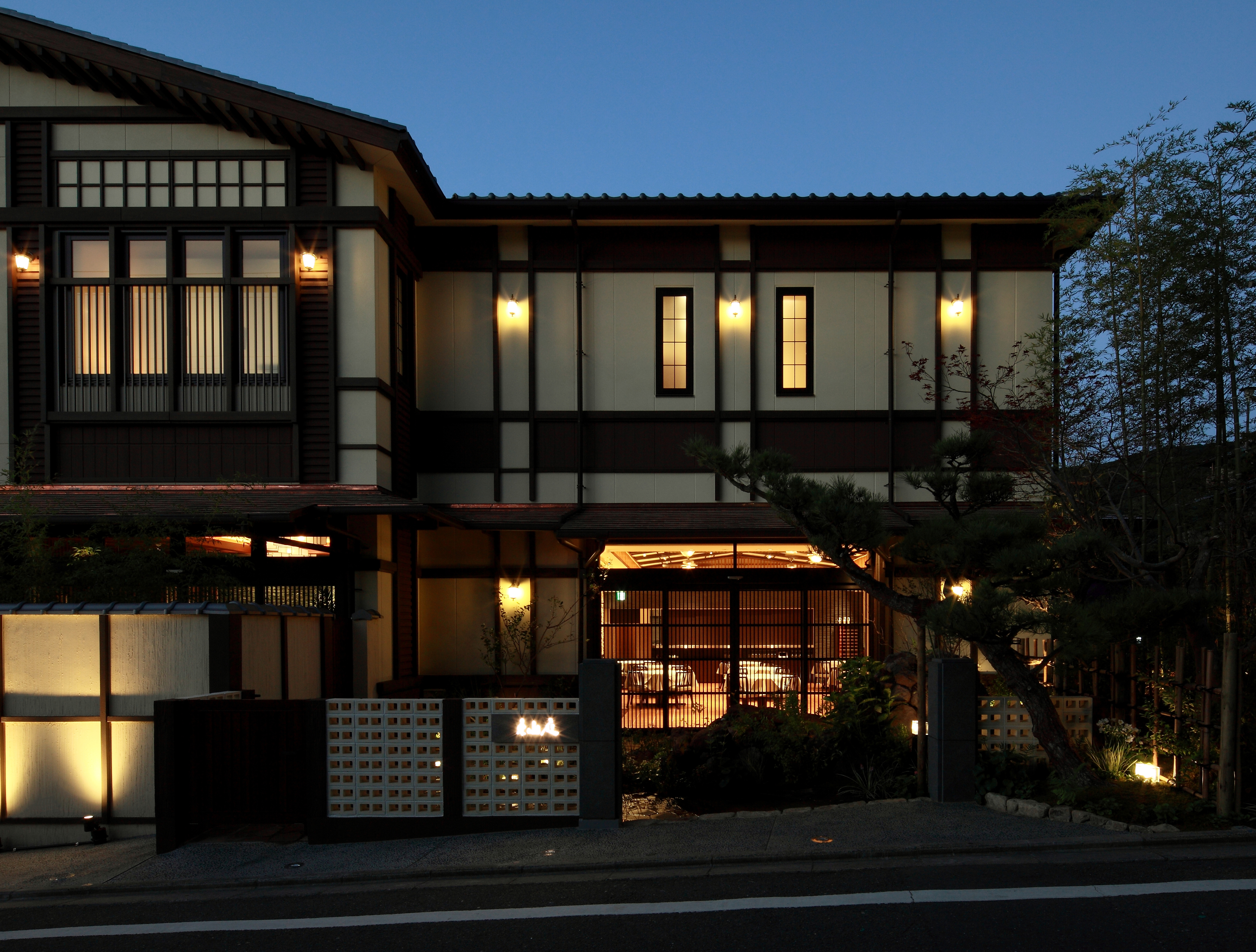 12ãレストラン1入口アプローチ(夜景)