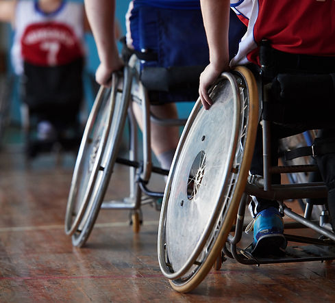 Behinderte Sportler in der Sporthalle