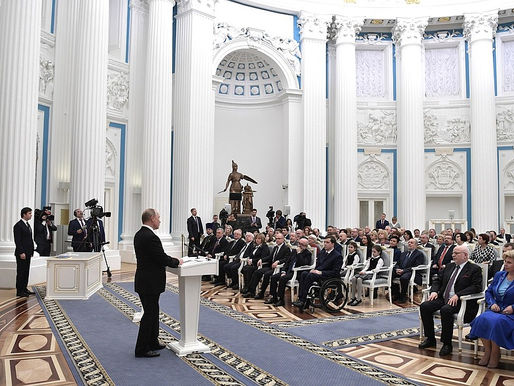 Путин впервые вручил госпремии за правозащиту и благотворительность на общей церемонии в День России