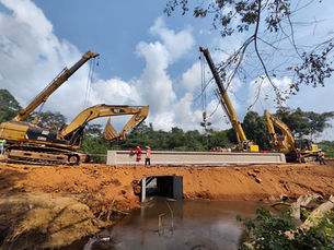 Commune de Ngog-Mapubi: un pont à poutres en construction sur la rivière Pougue
