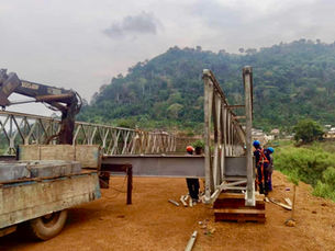 Pont en structure métallique en construction à Kekem