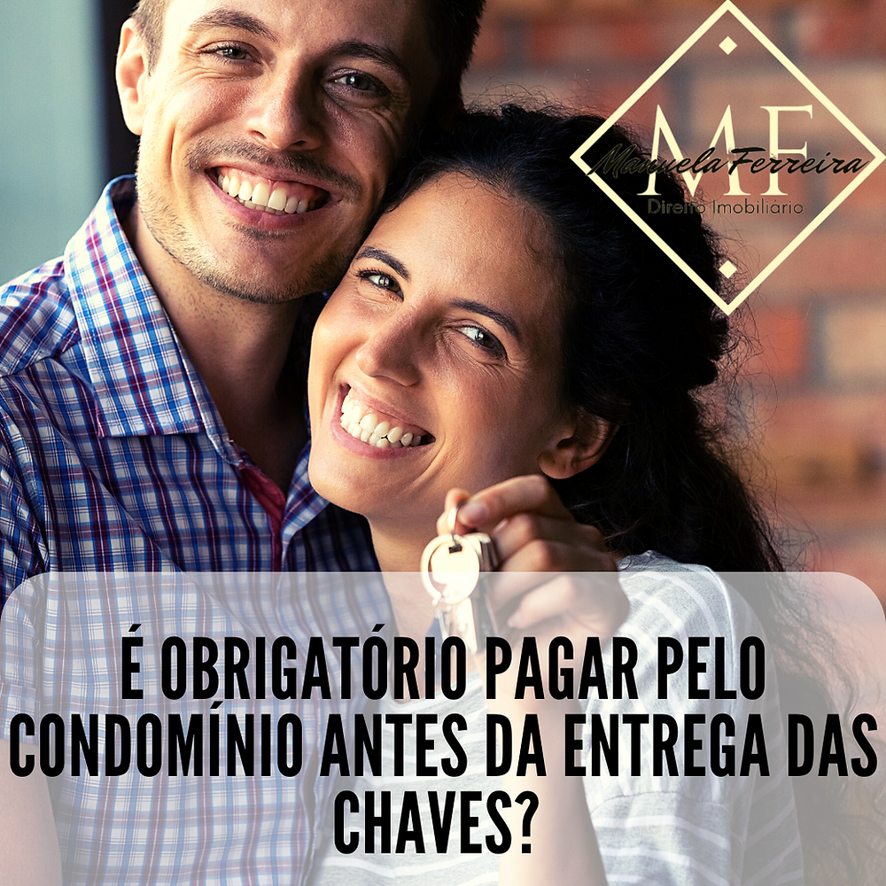 um casal segurando uma chave e a legenda da imagem É obrigatório pagar pelo condomínio antes da entrega das chaves?