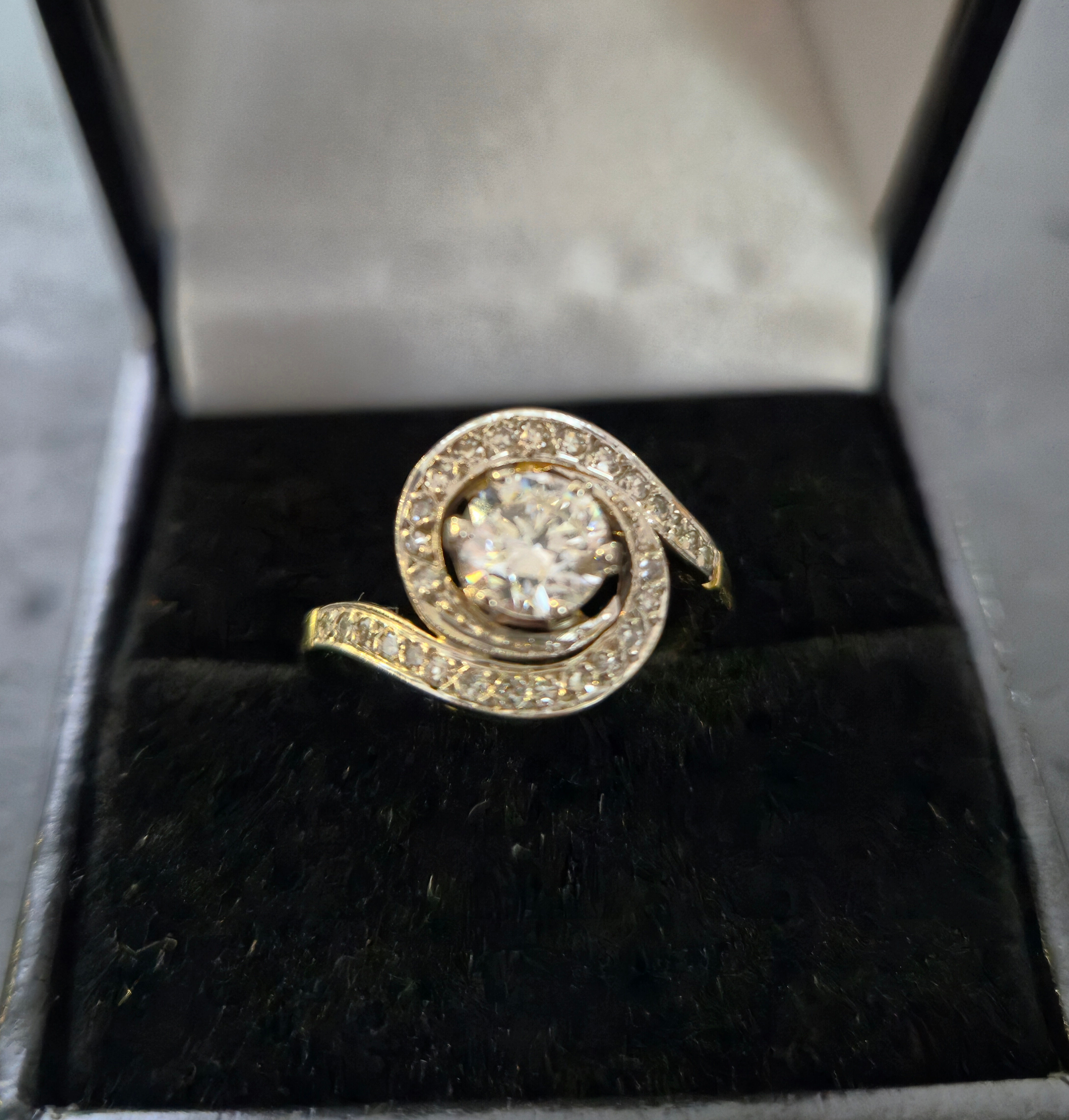 Bague tourbillon années 30 or 18 kt diamants taille ancienne