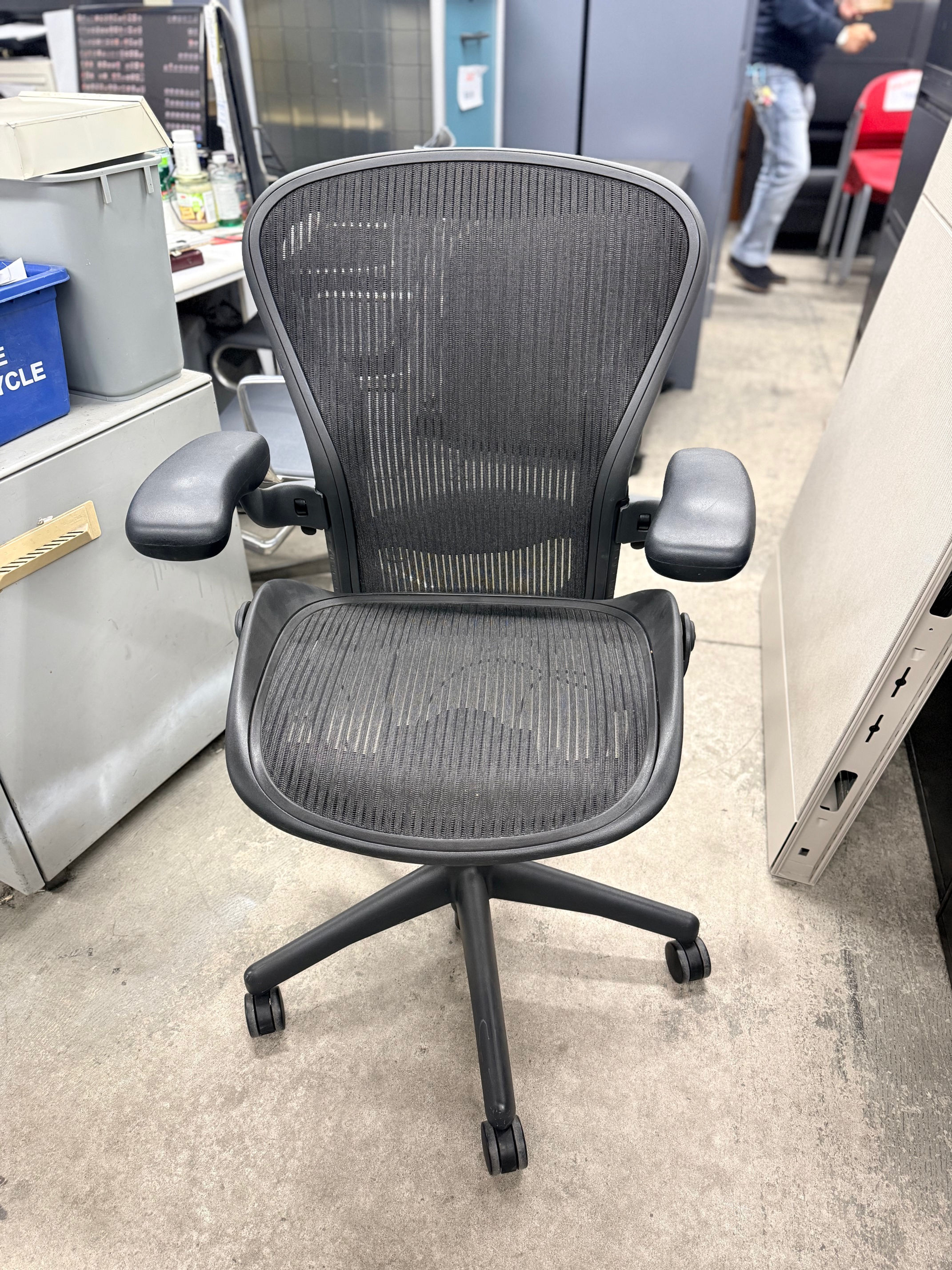 Herman Miller Aeron Chair – Size B (Fully Loaded) – Granite / Graphite Color