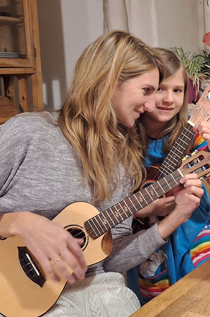 Ukulele mit Selma.jpeg