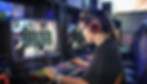 Junges Mädchen, das Computerspiele spielt