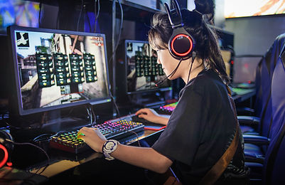 Menina jogando jogos de computador