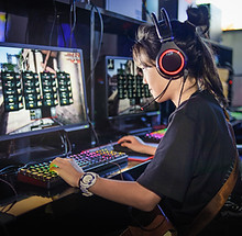 Chica joven jugando juegos de computadora