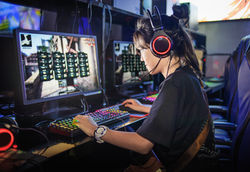 コンピューターゲームをしている若い女の子