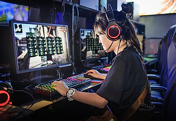 Молодая девушка играет в компьютерные иг